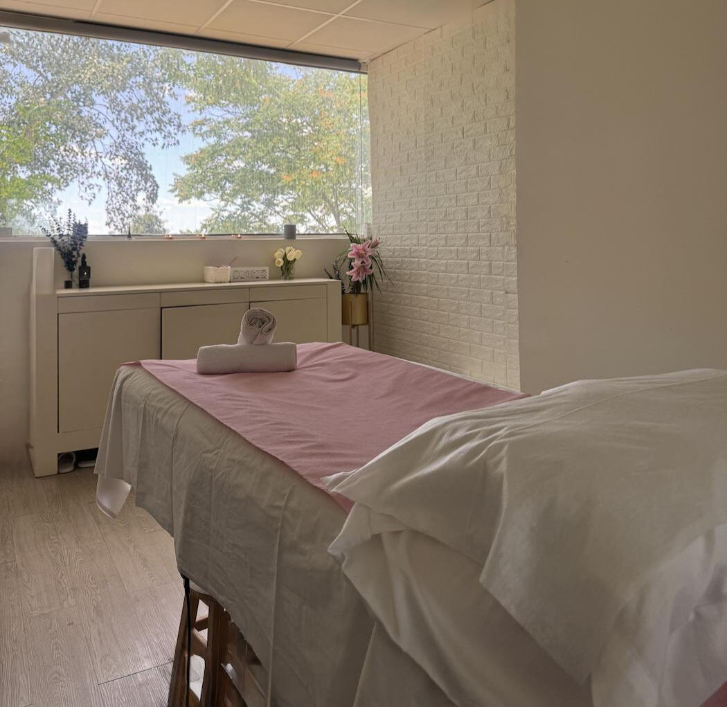 Cabina de estética con camilla viendo hacia la ventana da aire de amplitud tratamientos exclusivos