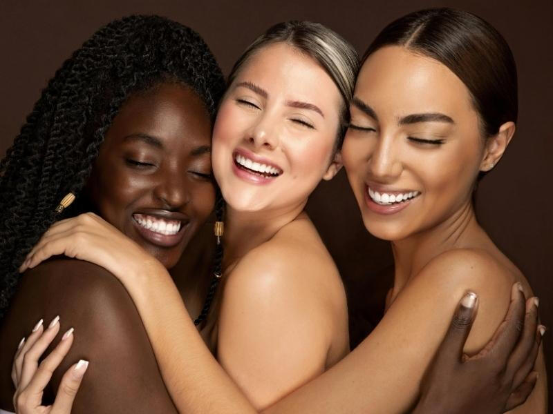grupo de mujeres de diferentes etnias abrazandose y celebrando la belleza Téctina de masaje, postoperatorio